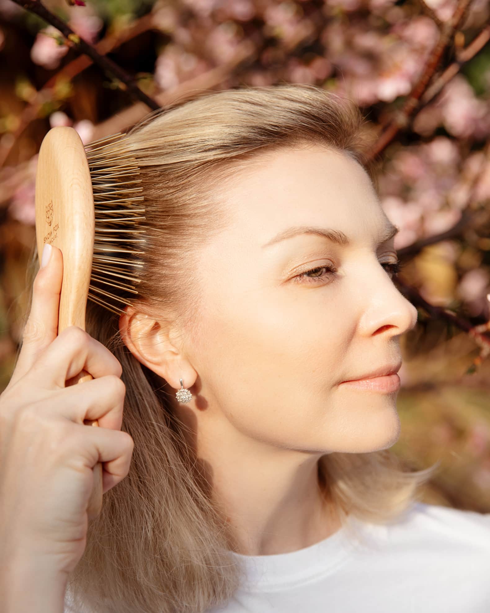 ヘアブラシ・コーム  FOX Gua Sha Hair & Scalp Brush Gua Sha Hair & Scalp Brush: Premium Wooden Edition – Snow