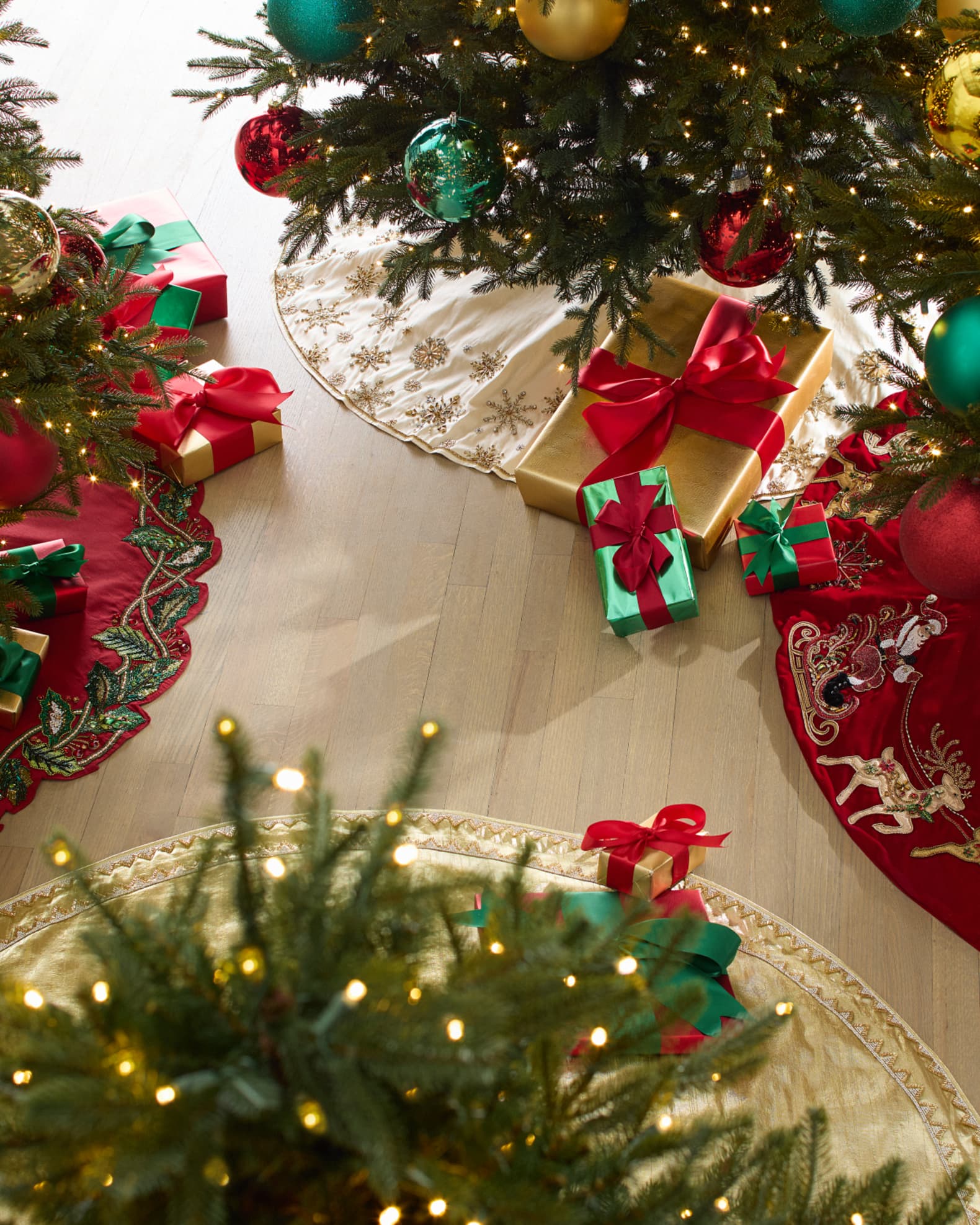 54" Classic Christmas Santa and Reindeer Tree Skirt 1