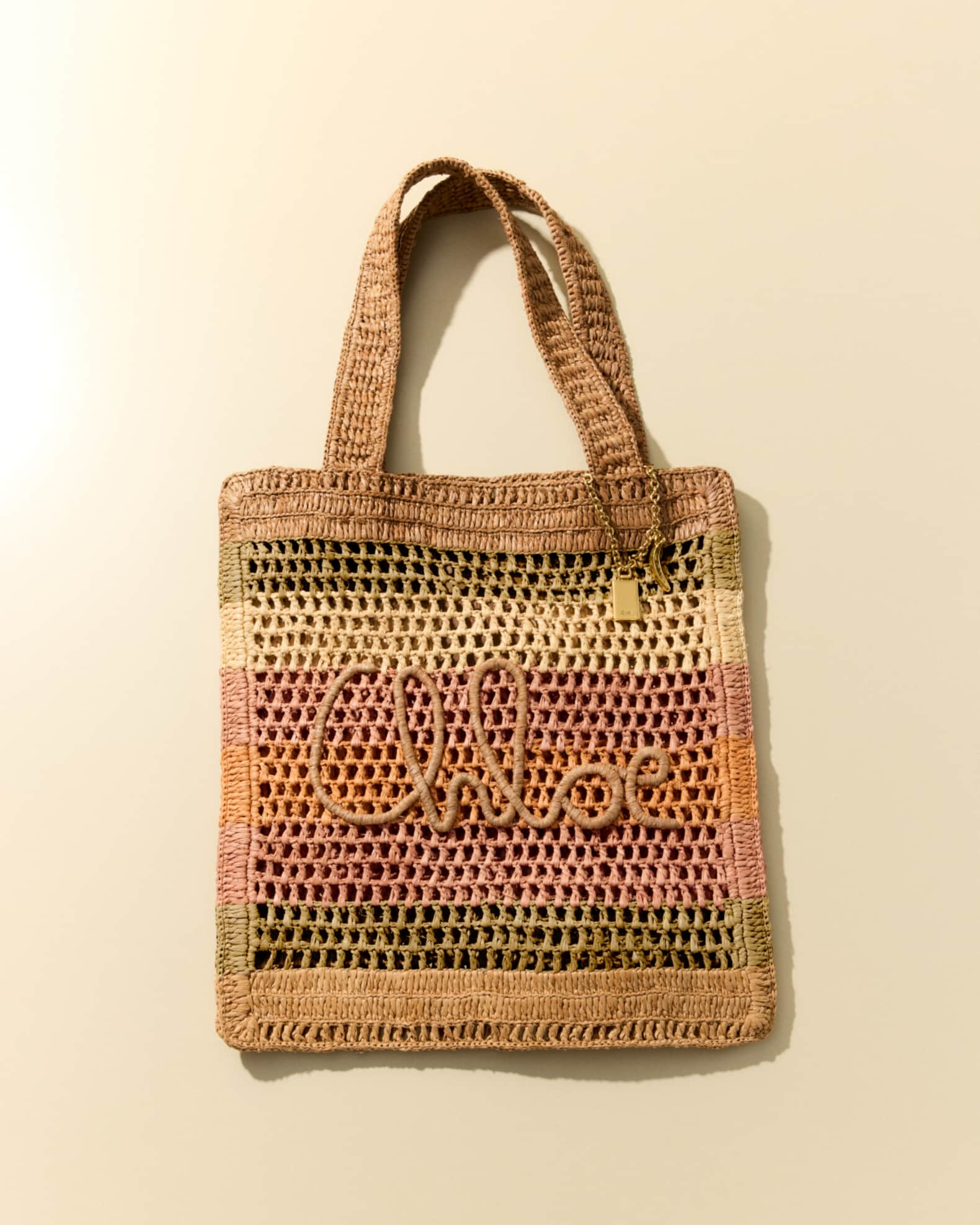 Chloe サマーバナナストライプラフィアトートバッグ Chloe Summer Banana Tote Bag in Striped Crochet Paper and