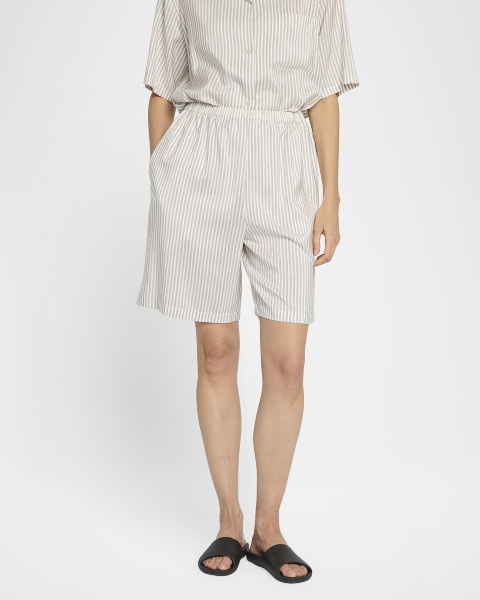 パンツ [The Row] Zinnia Short in Cotton Zinnia Short Black in Cotton and Silk – The Row