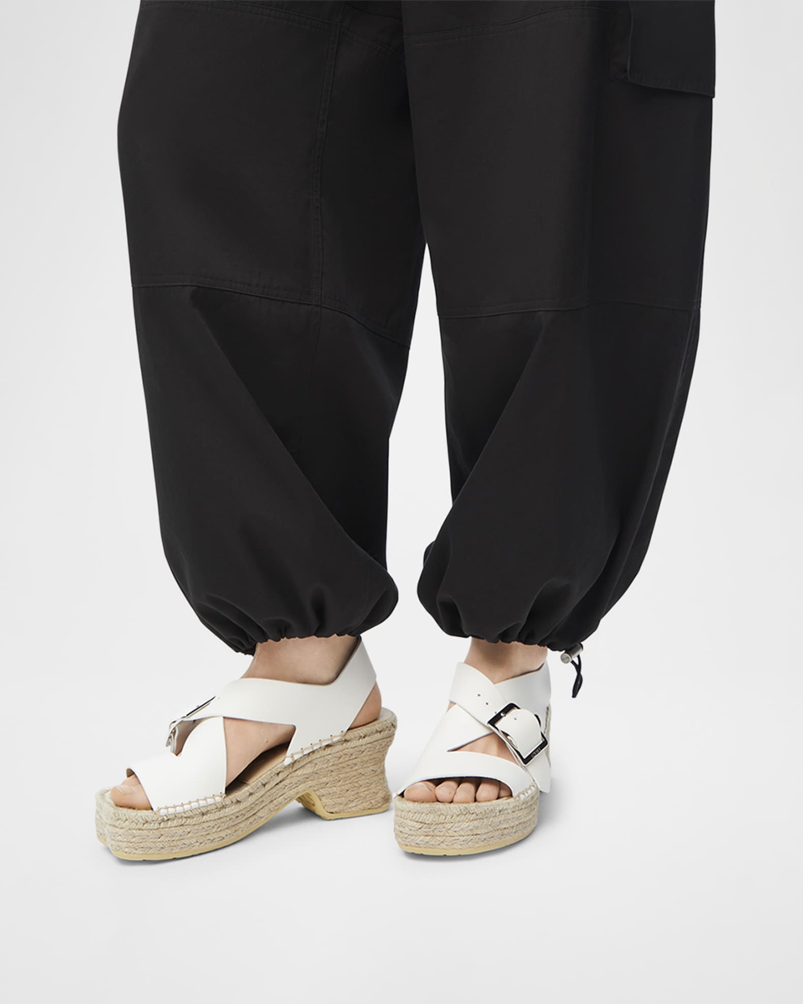 サンダル・ミュール LOEWE Black Leather Petal Sandals Loewe Petal Leather Crisscross Buckle Slide Sandals | Neiman