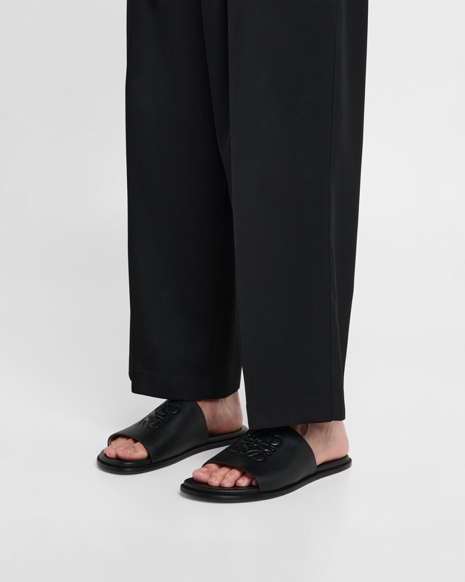 サンダル LOEWE ANAGRAM FLEX SLIDE SANDALS IN SMOOTH LEATHER LOEWE Anagram Flex Slides | Black | FARFETCH