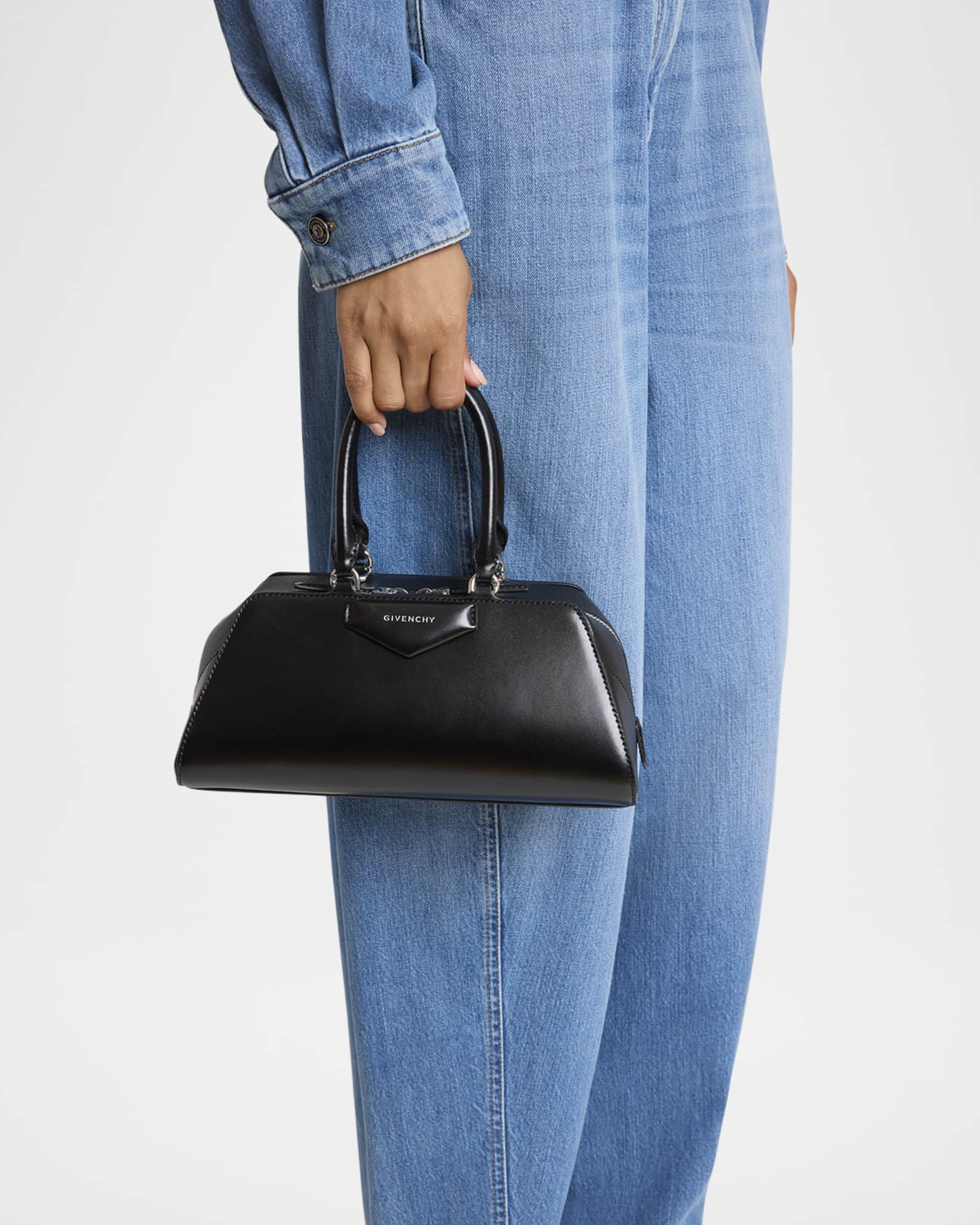 Antigona Small Top-Handle Bag in Leather 1
