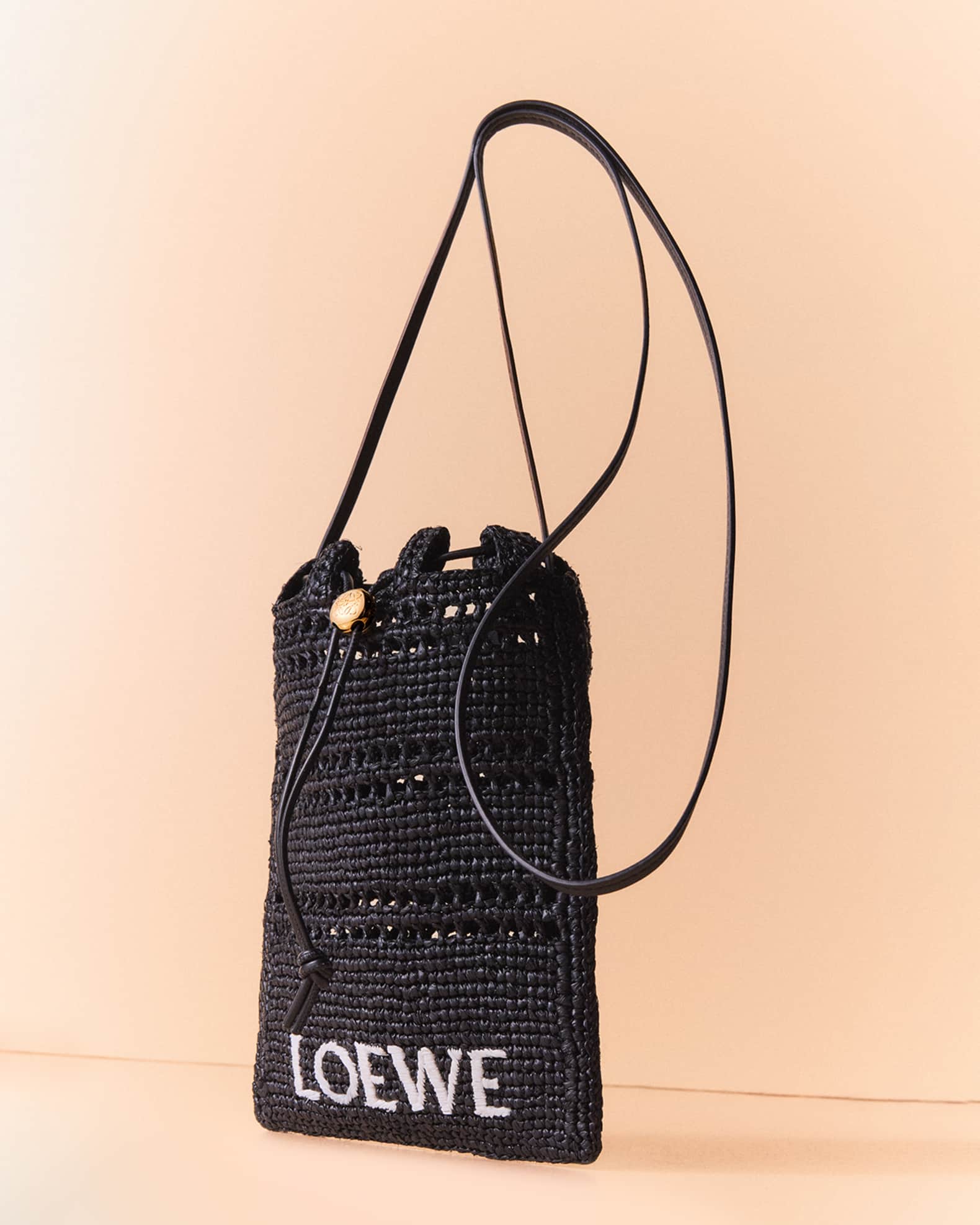 ショルダーバッグ・ポシェット LOEWE Raffia drawstring pocket Drawstring pocket in raffia Black - LOEWE