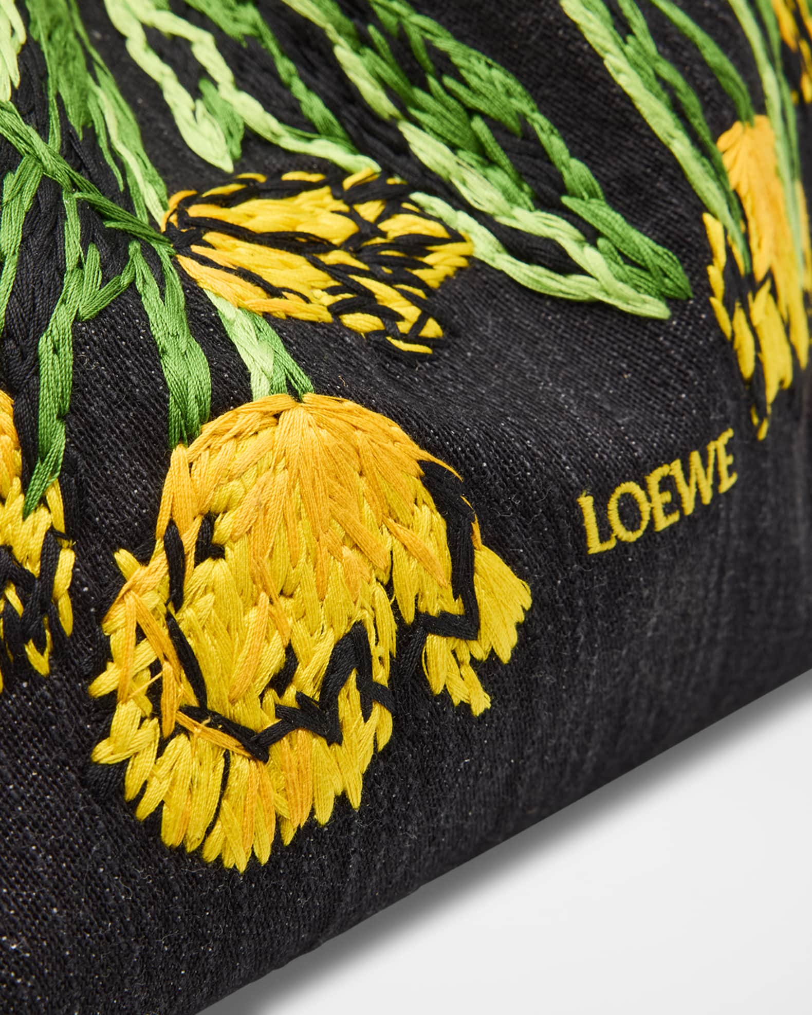 【LOEWE】Paula's Ibiza ミディアムフラメンコ ラフィアクラッチ Loewe x Paula's Ibiza Flamenco Medium Ruffled Clutch Bag in