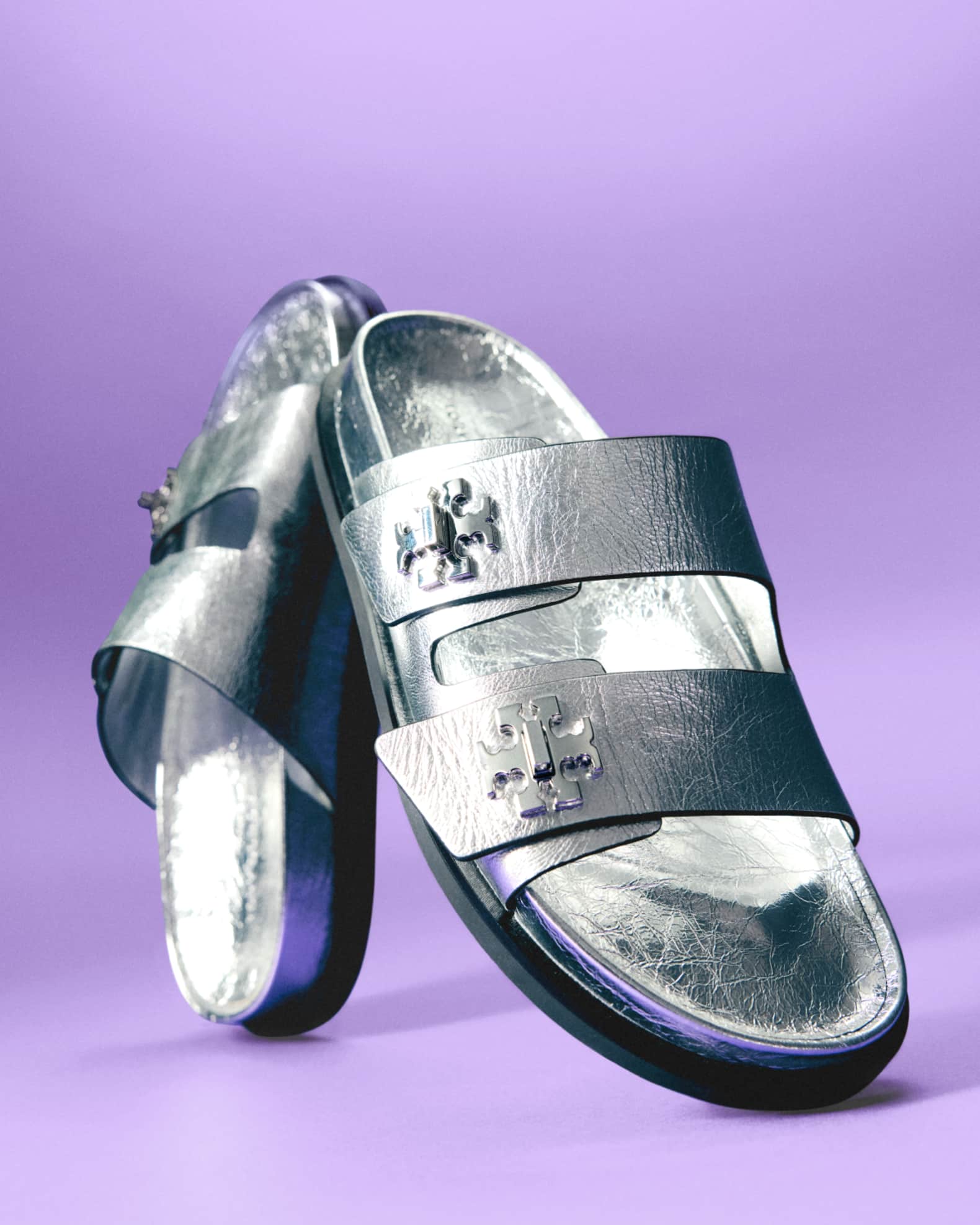 関税・送料込み 『Tory Burch』Tロックメタリックレザースライド Tory Burch Turnlock Metallic Leather Sport Slides | Neiman