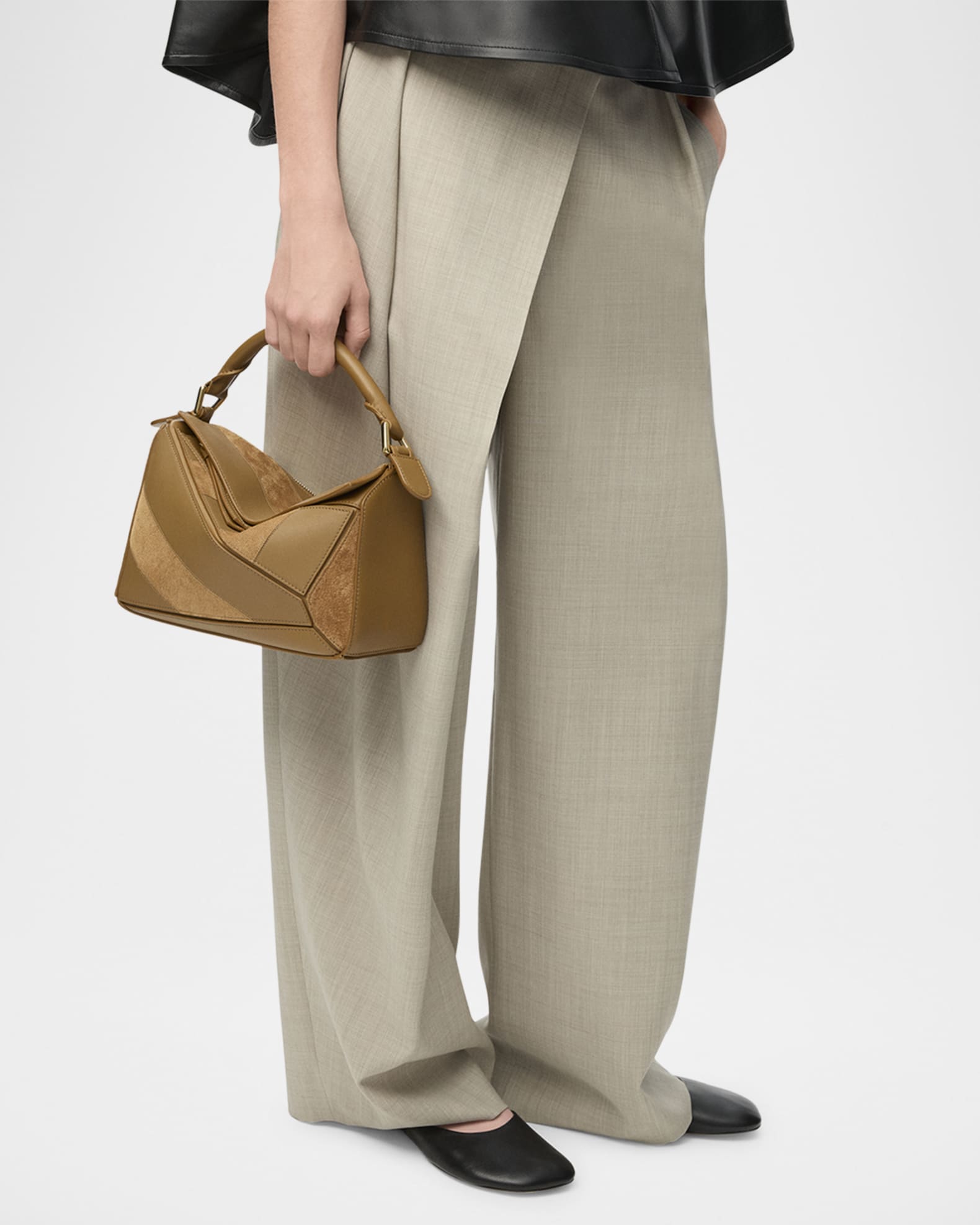 LOEWE ストロー レザーハンドバッグ Loewe Puzzle Small Leather Woven Top-Handle Bag Black and Gold