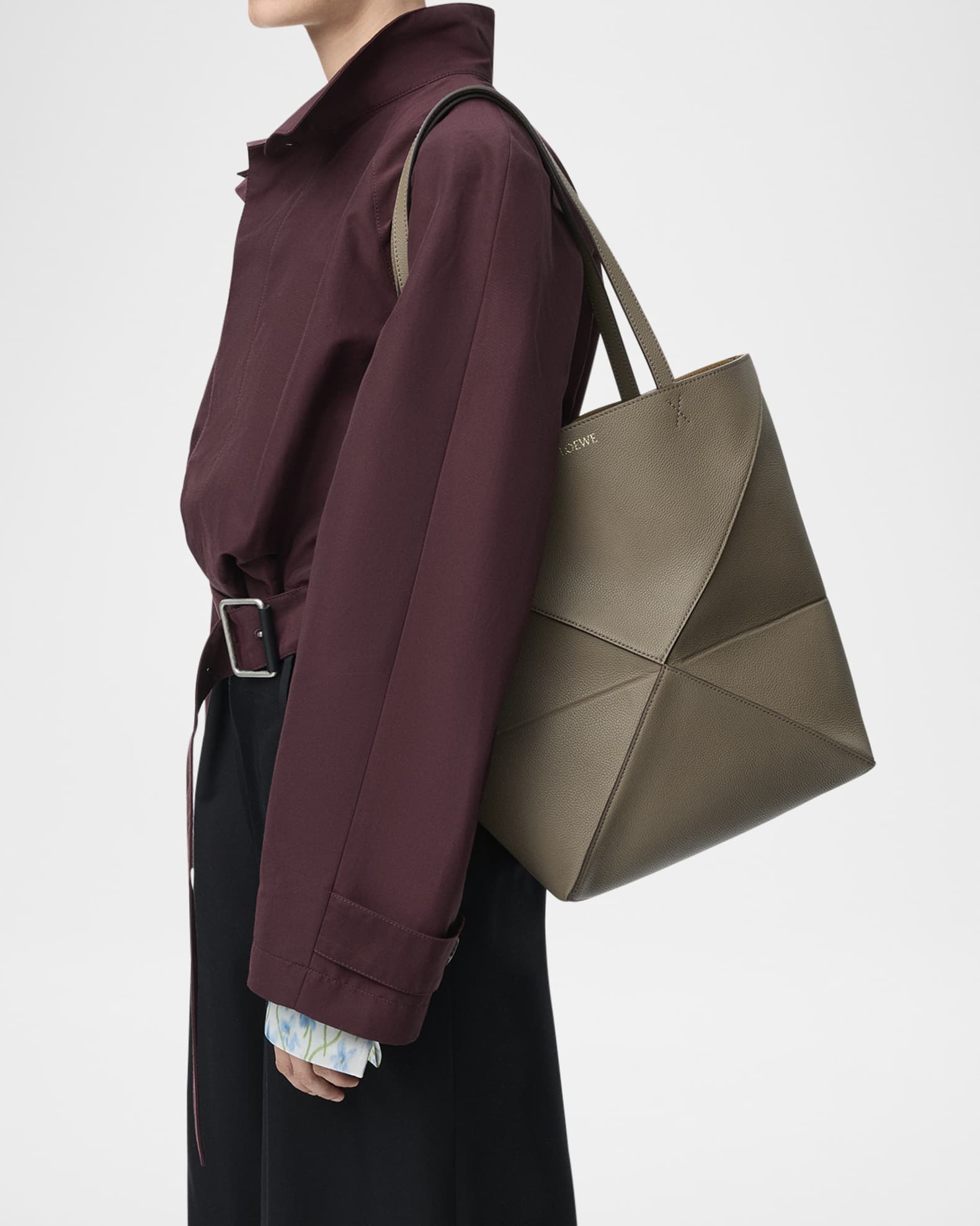トートバッグ LOEWE MEDIUM PUZZLE FOLD TOTE BAG IN TAUPE LOEWE Puzzle Fold convertible medium leather tote | NET-A-PORTER