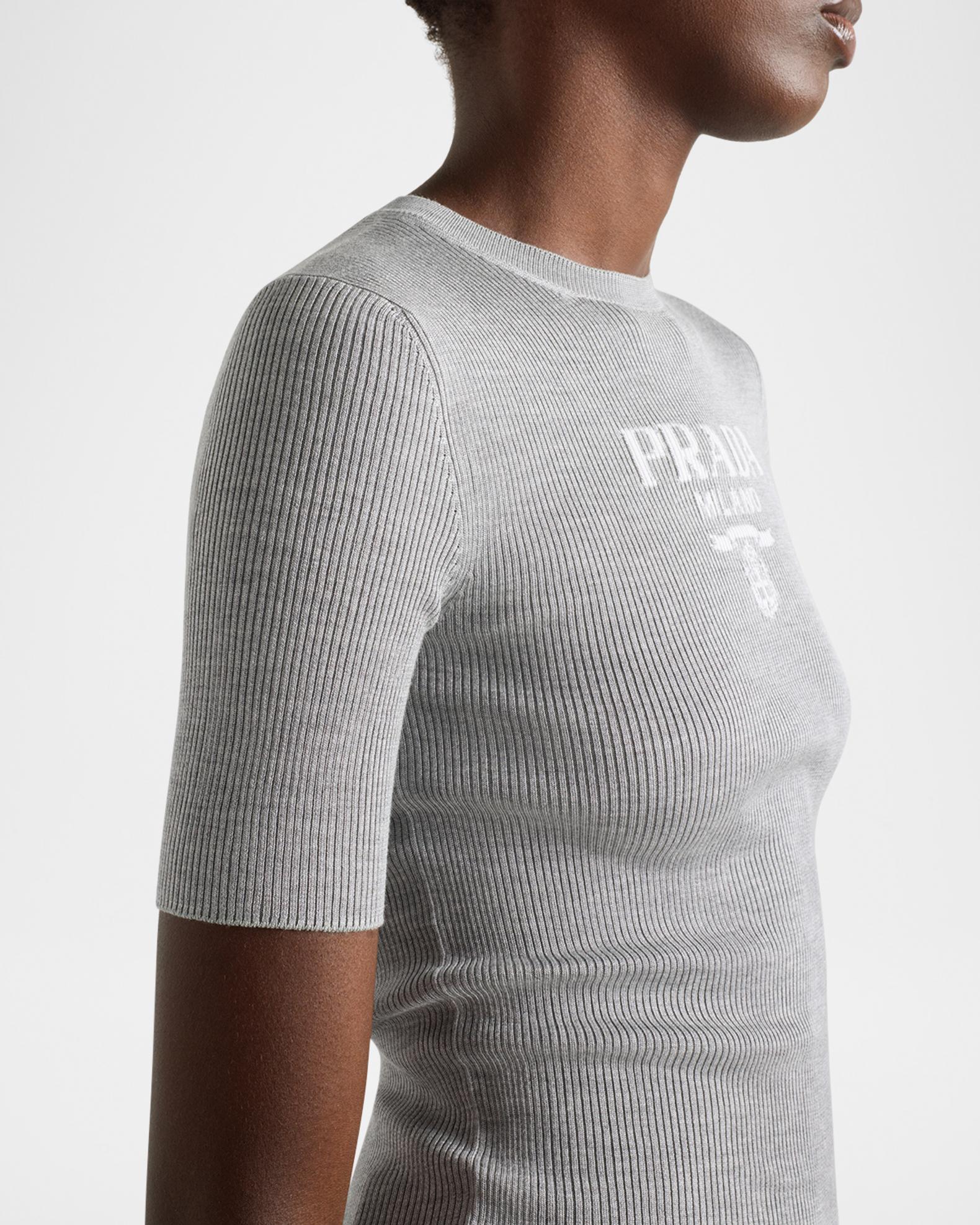 PRADA 半袖ニット グレー Prada Short-Sleeve Rib-Knit Logo Sweater | Neiman Marcus