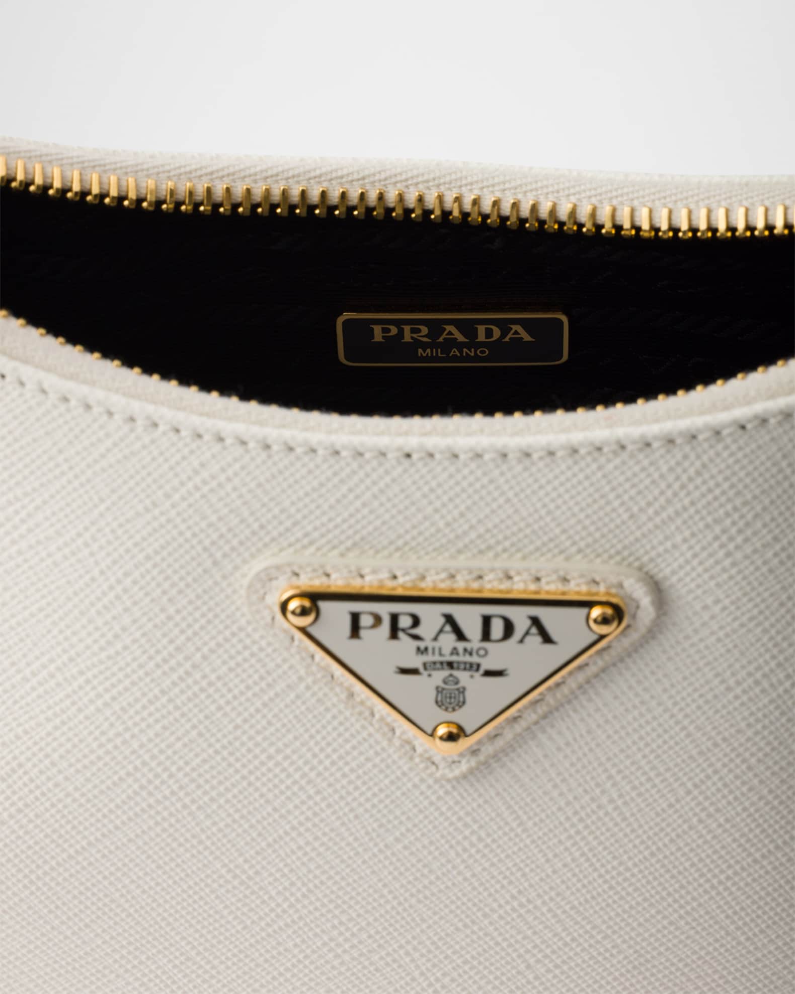PRADA 上品 Re-Edition Saffianoレザー ミニバッグ Black Prada Re-Edition Saffiano leather mini-bag | PRADA