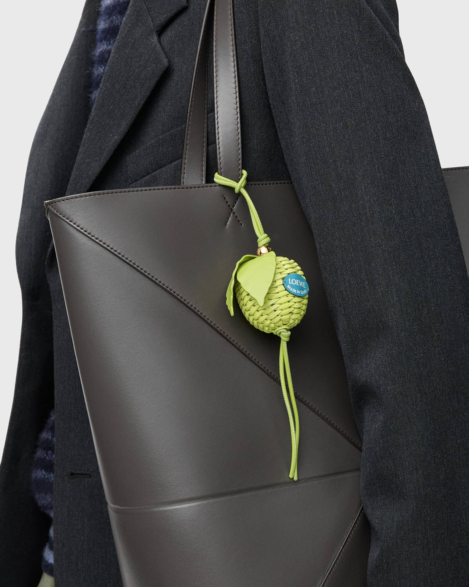 【美品！早い者勝ち！】LOEWE ロエベ アップル 林檎 バッグチャーム Loewe Granny Smith Apple Bag Charm | Neiman Marcus