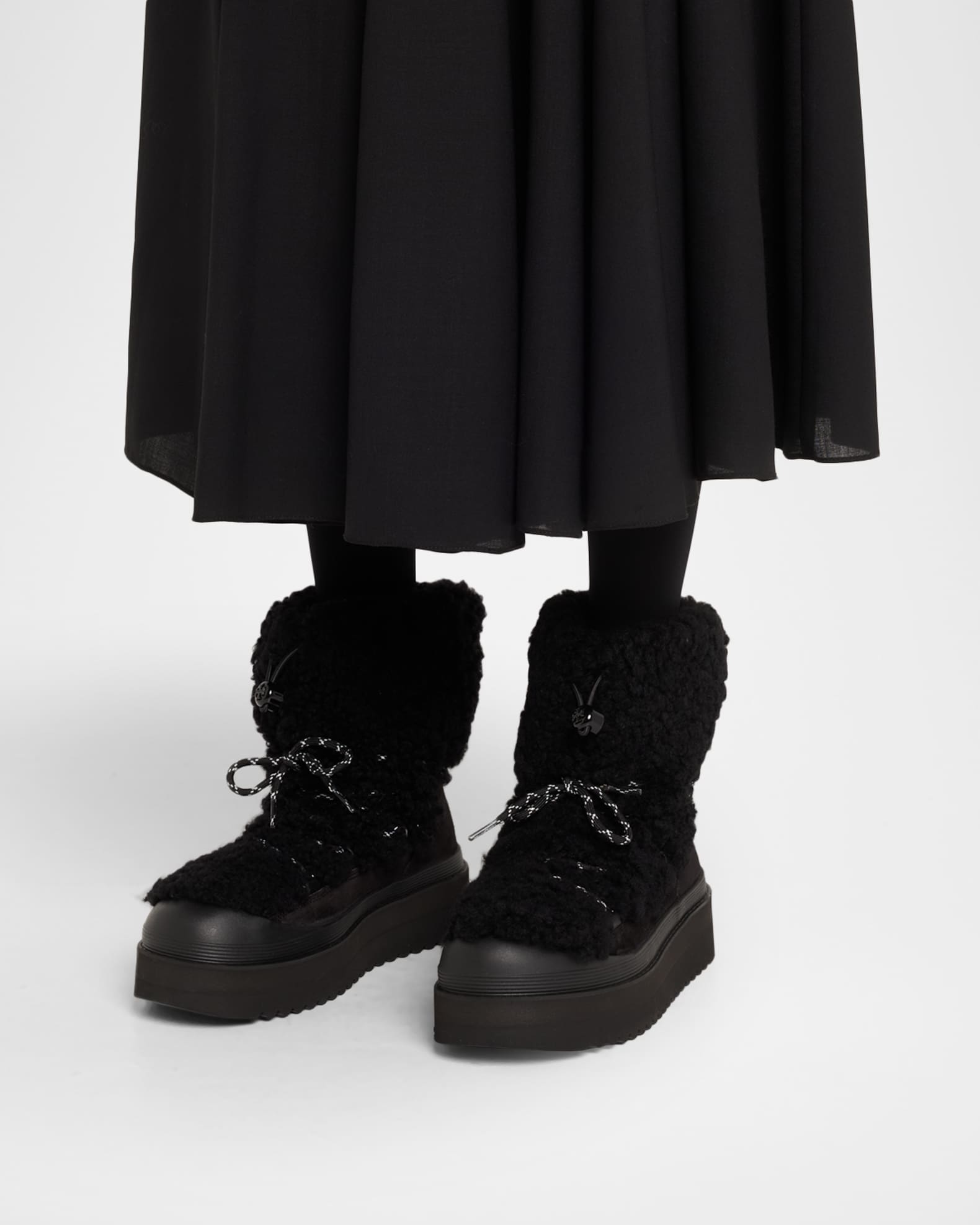 Tory Burch ブラックファー付きモカシン Tory Burch Mellow Shearling Lace-Up Ankle Boots | Neiman Marcus