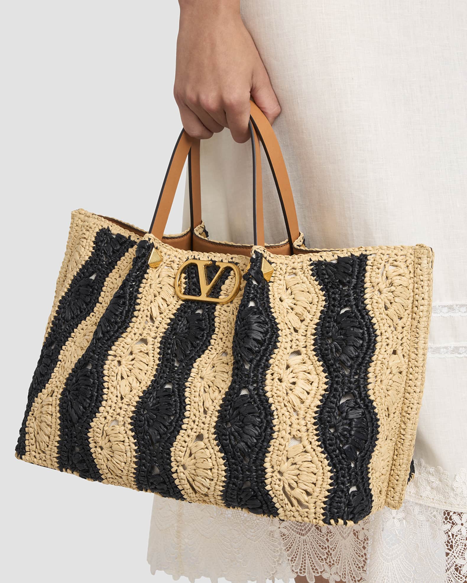 【VALENTINO GARAVANI】トートバッグ Valentino Garavani Medium Wavy Striped Viscose Raffia Tote Bag