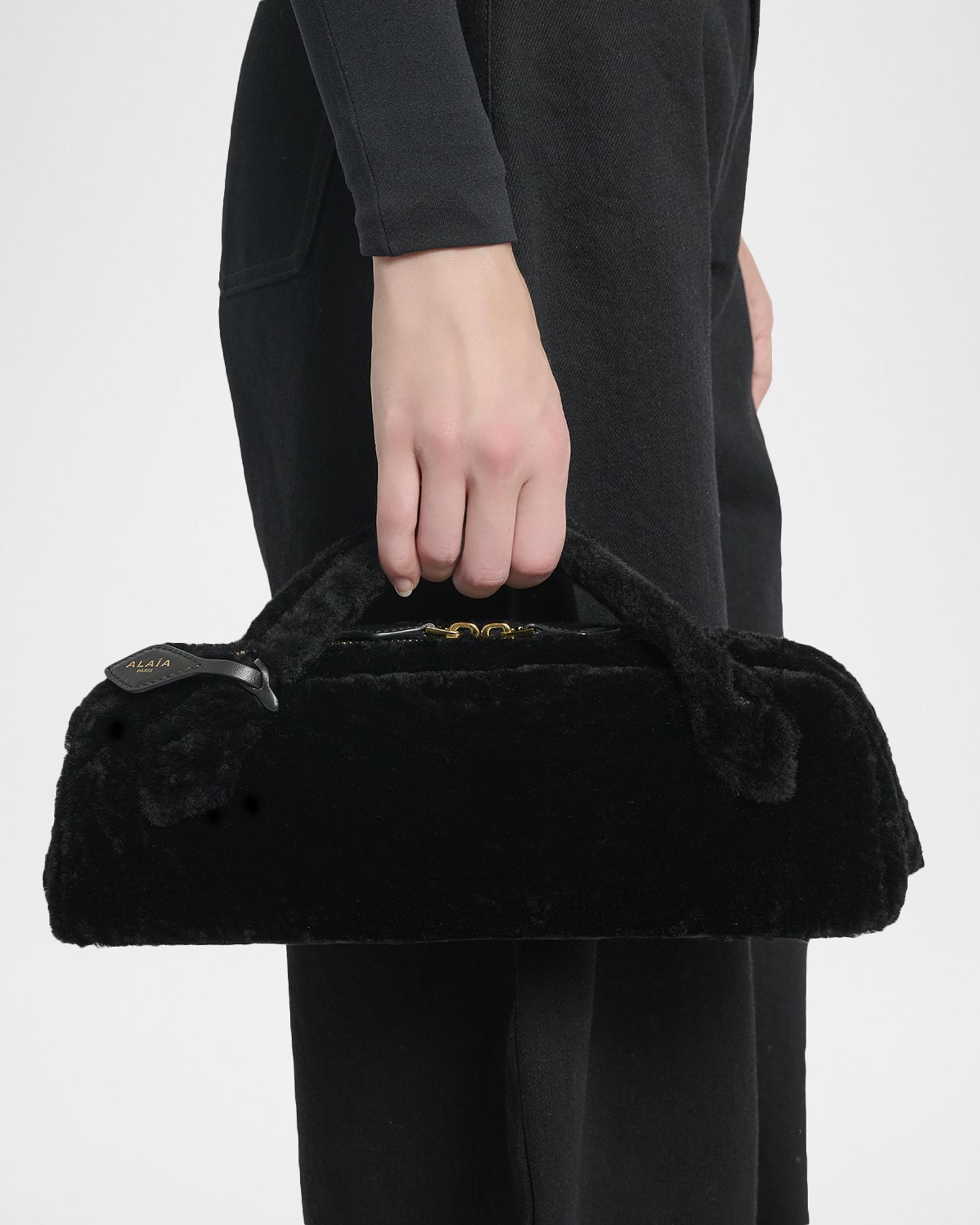 さ*ぴ様 ALAÏA 黒 レザークラッチバッグ　ポーチ ALAÏA Le Teckel Shearling Clutch | Neiman Marcus