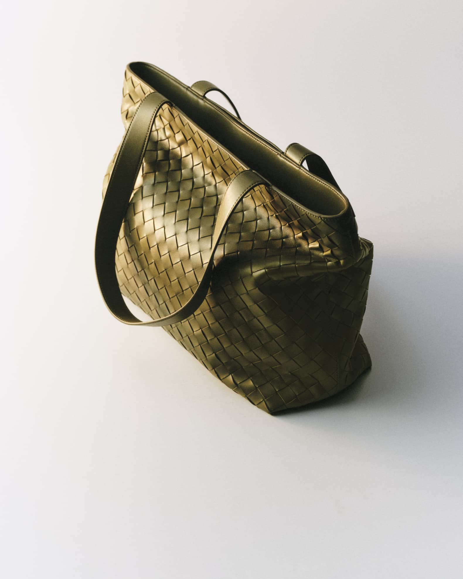 バッグ BOTTEGA VENETA Women's Veneta in Pickle | Bottega Veneta US