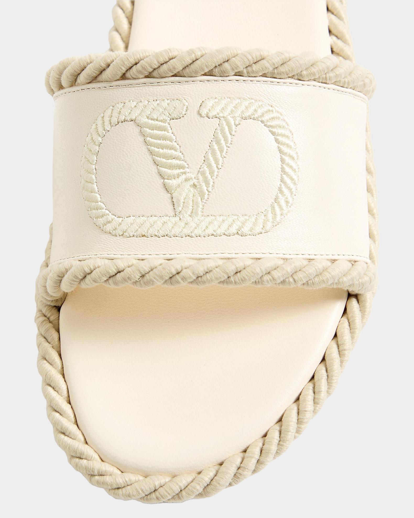 VALENTINO フラットシューズ 34.5 白 Valentino Garavani 5mm VLogo Leather Flat Slide Sandals | Neiman