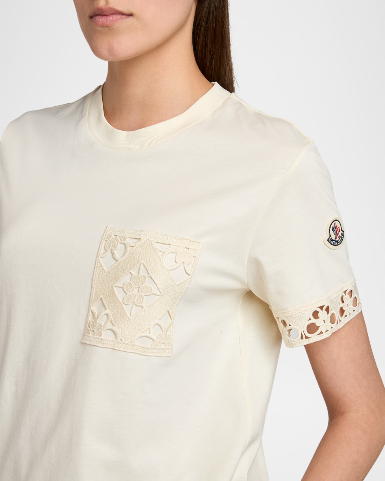MONCLER ホワイト Tシャツ 12A Moncler Short-Sleeve Crochet-Trim T-Shirt | Neiman Marcus