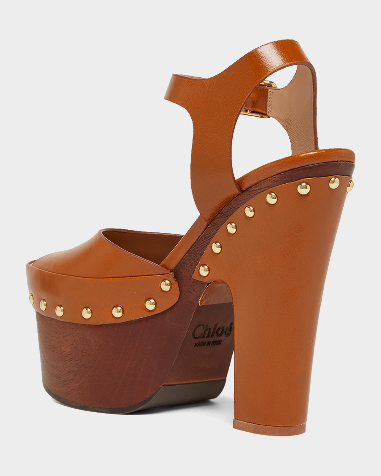 Chloe クロエ バックル レザー ブラウン チャンキーヒールアンクルブーティ Chloe 90mm Meret Leather Clogs | Neiman Marcus