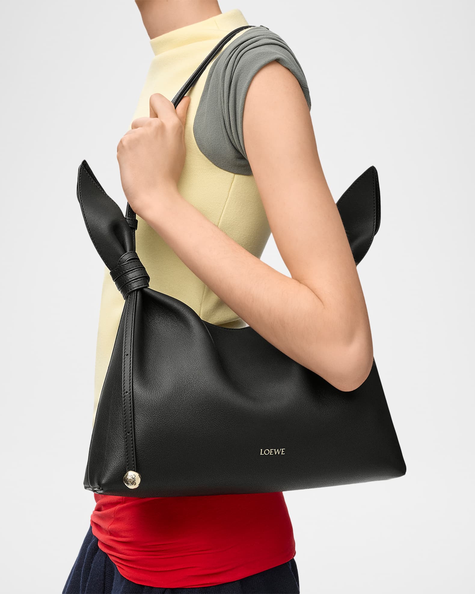 LOEWE ブラック レザー ショルダーバッグ Loewe Scarf Medium Knotted Leather Shoulder Bag | Neiman Marcus