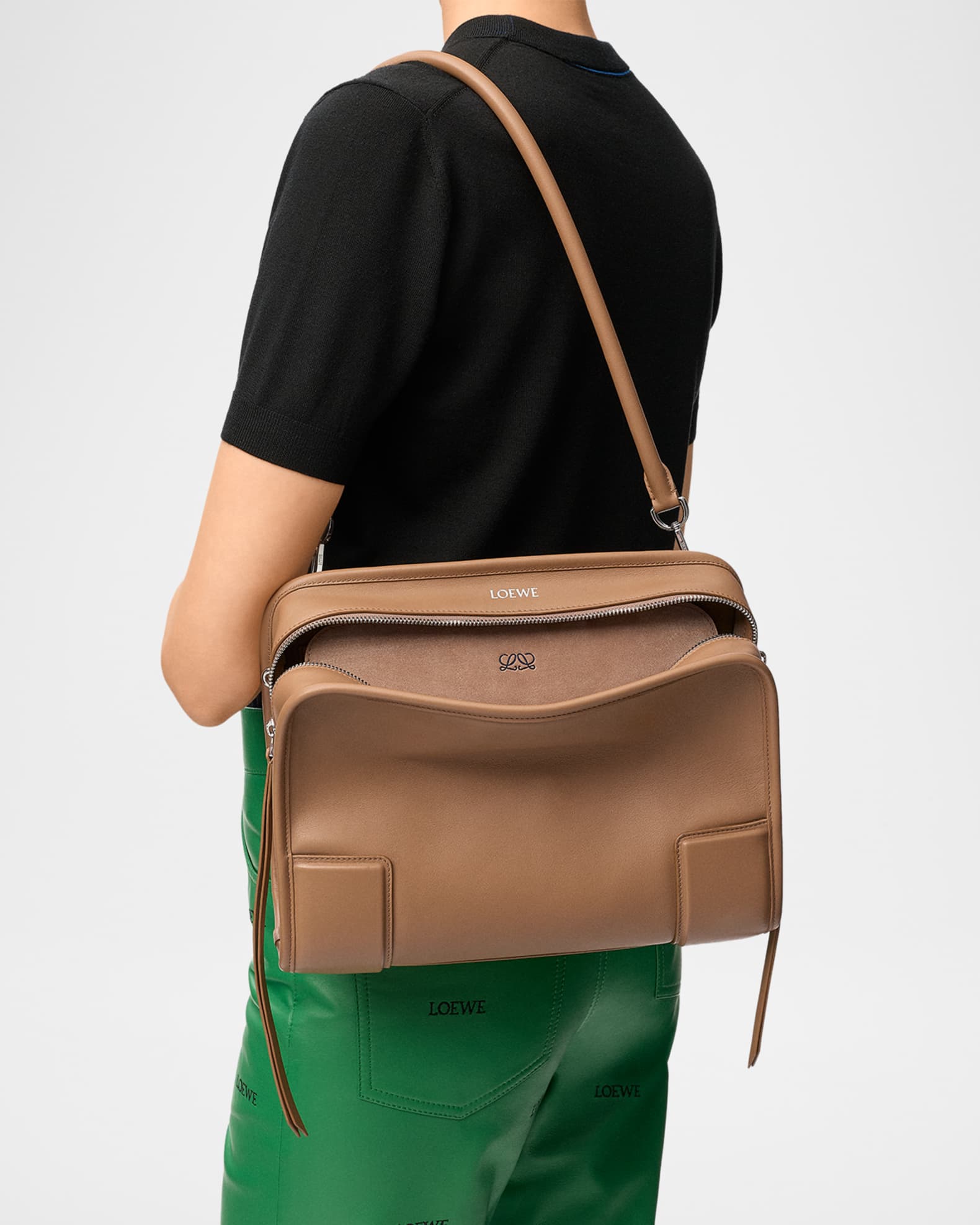 本パナマ ベージュ ハンドバッグ ボックス型　神田胡蝶 Loewe Amazona 180 Medium Leather Top-Handle Bag | Neiman Marcus