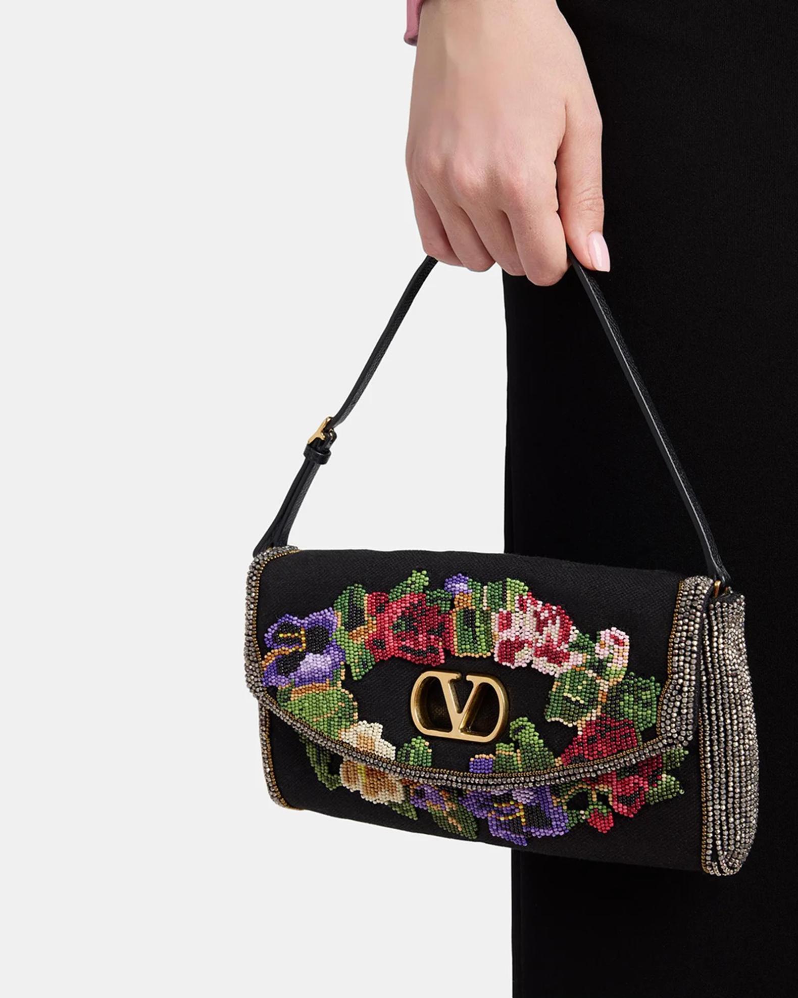 ヴァレンティノ　valentino ブラック　花柄　刺繍　大判　ショール　40万 Valentino Garavani Floral Beaded Shoulder Bag | Neiman Marcus