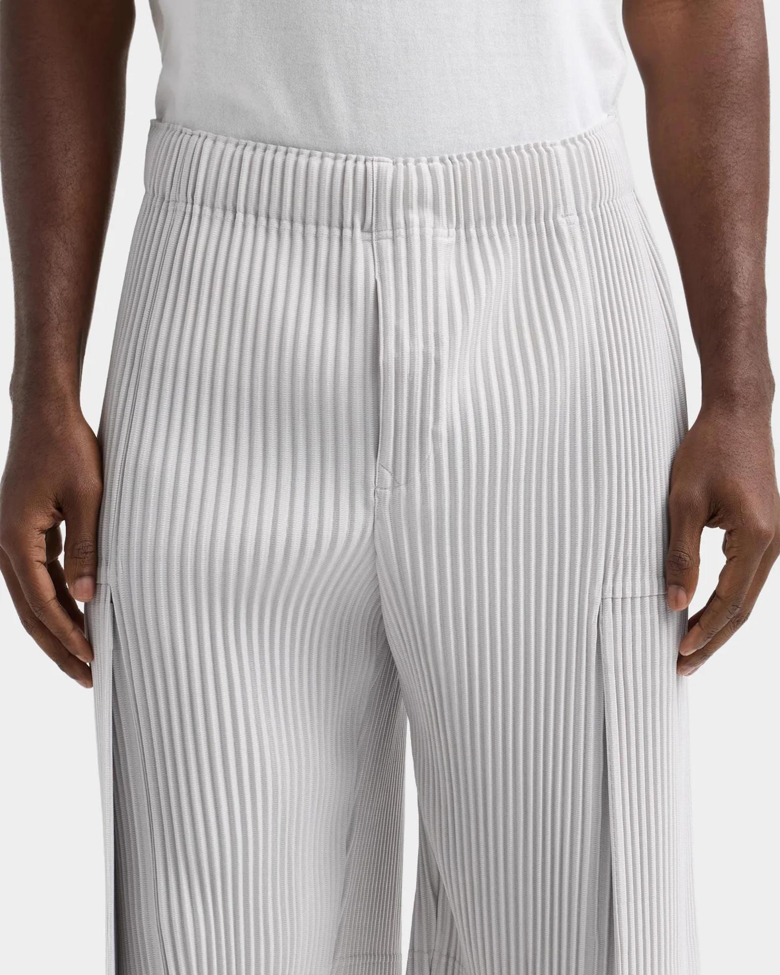 K*様 HOMME PLISSE ISSEY MIYAKE SHORT PANT Homme Plissé Issey Miyake Men's Pleated Cargo Shorts | Neiman Marcus