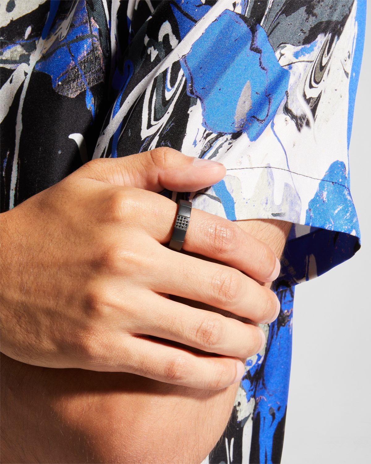 Roberto Demeglio Men 's Scacco Matte Black Ceramic Ring with Diamond Link