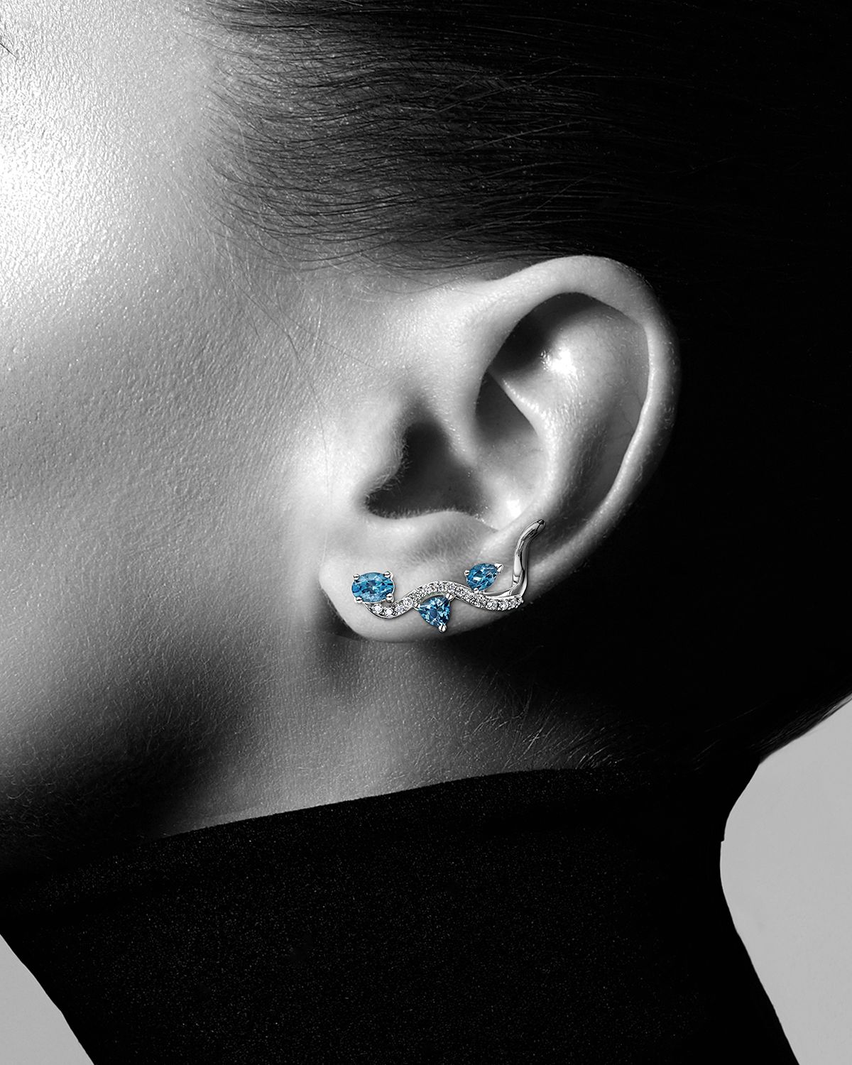 Hueb 18K Mirage White Gold Earrings with VS-GH Diamonds and Blue Topaz