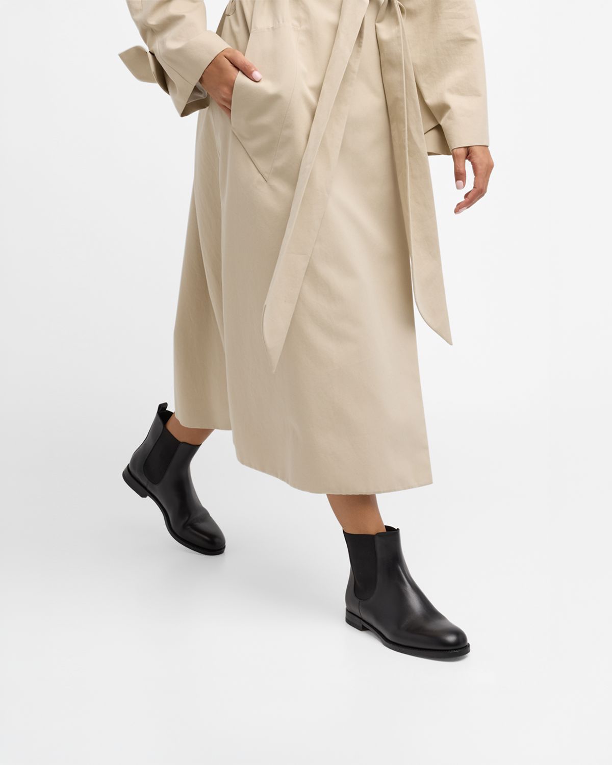 Manolo Blahnik Chelsa Leather Chelsea Ankle Booties