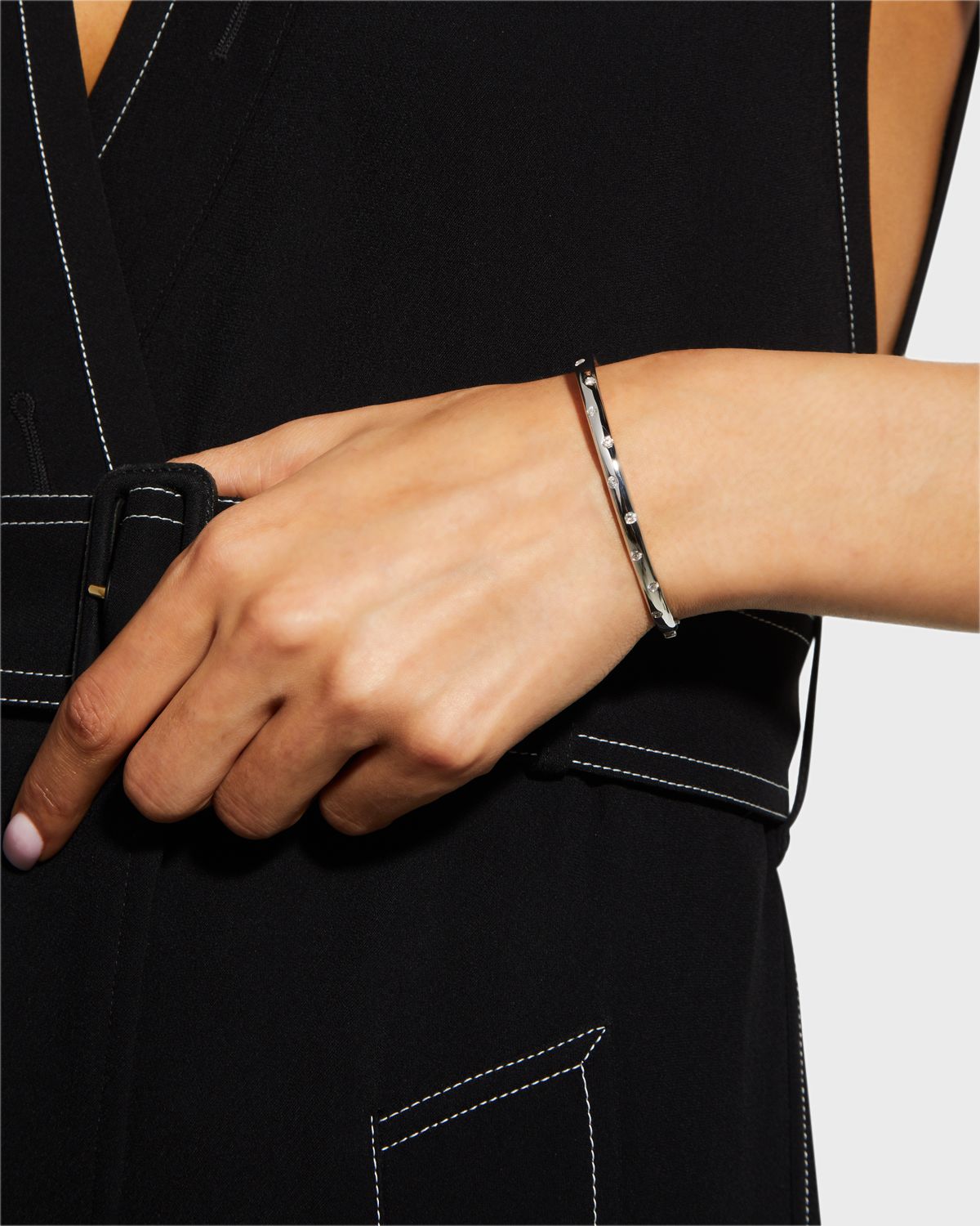 Memoire 18K White Gold 9 Diamond Oval Shape Bangle