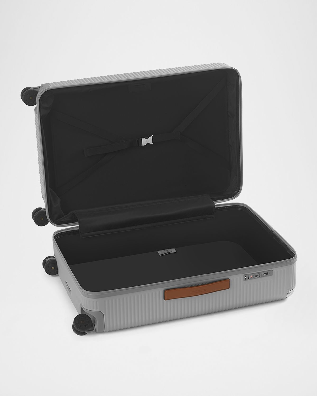 FPM Milano Bank Zip 22" Deluxe Spinner Luggage