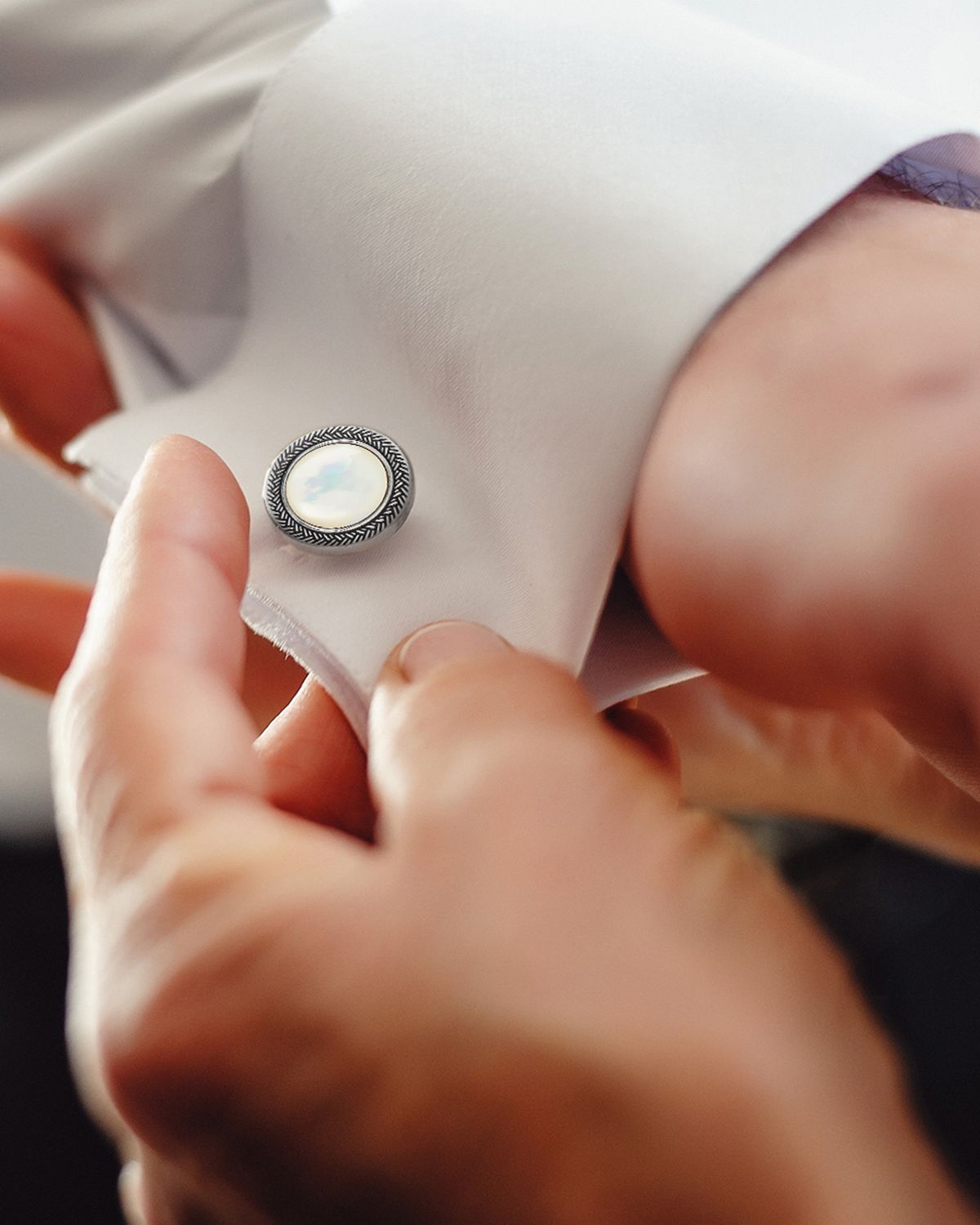 Link Up Men 's Round Mother-Of-Pearl Antique-Border Cufflinks