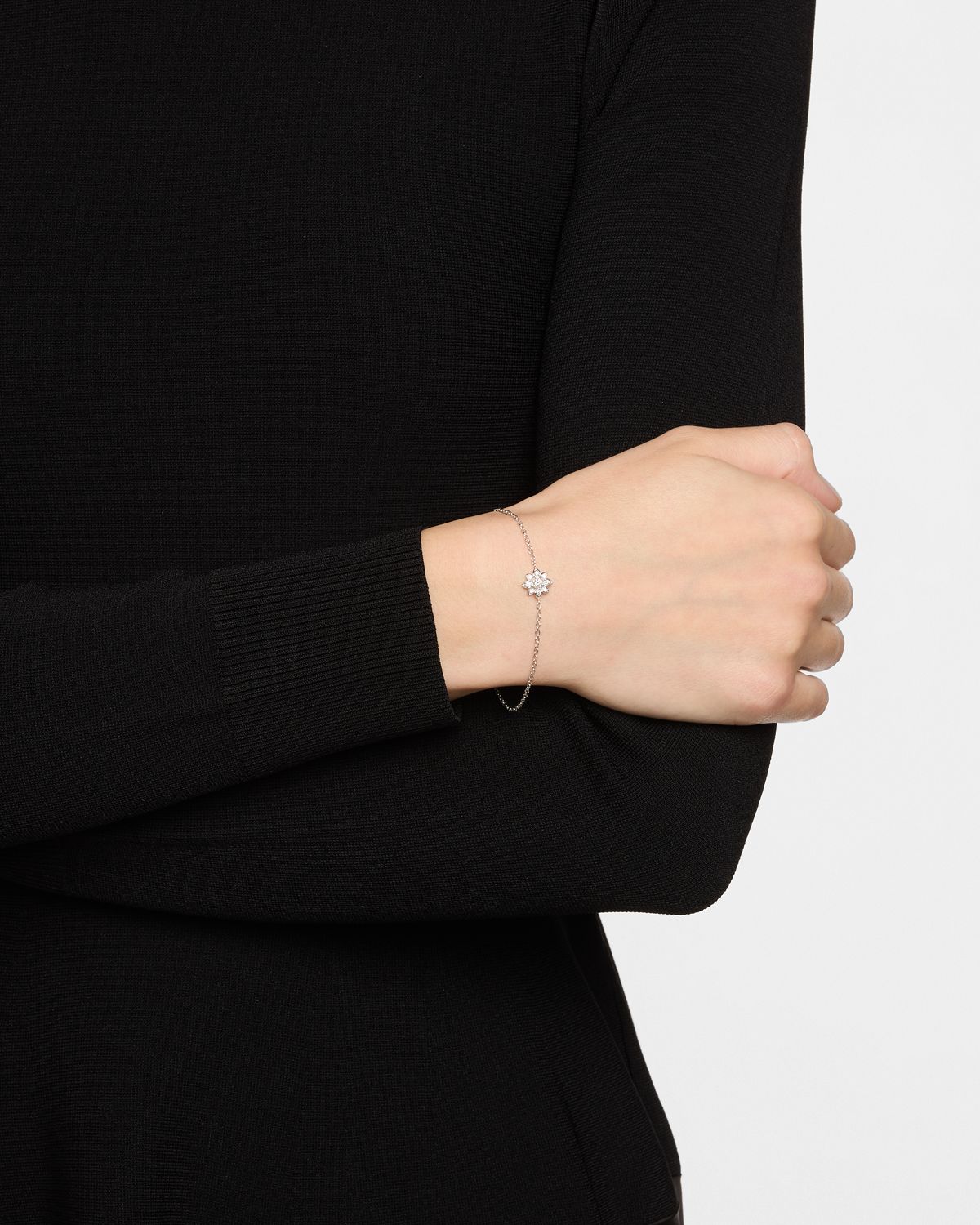 Gucci 18K White Gold Diamond Flower Bracelet