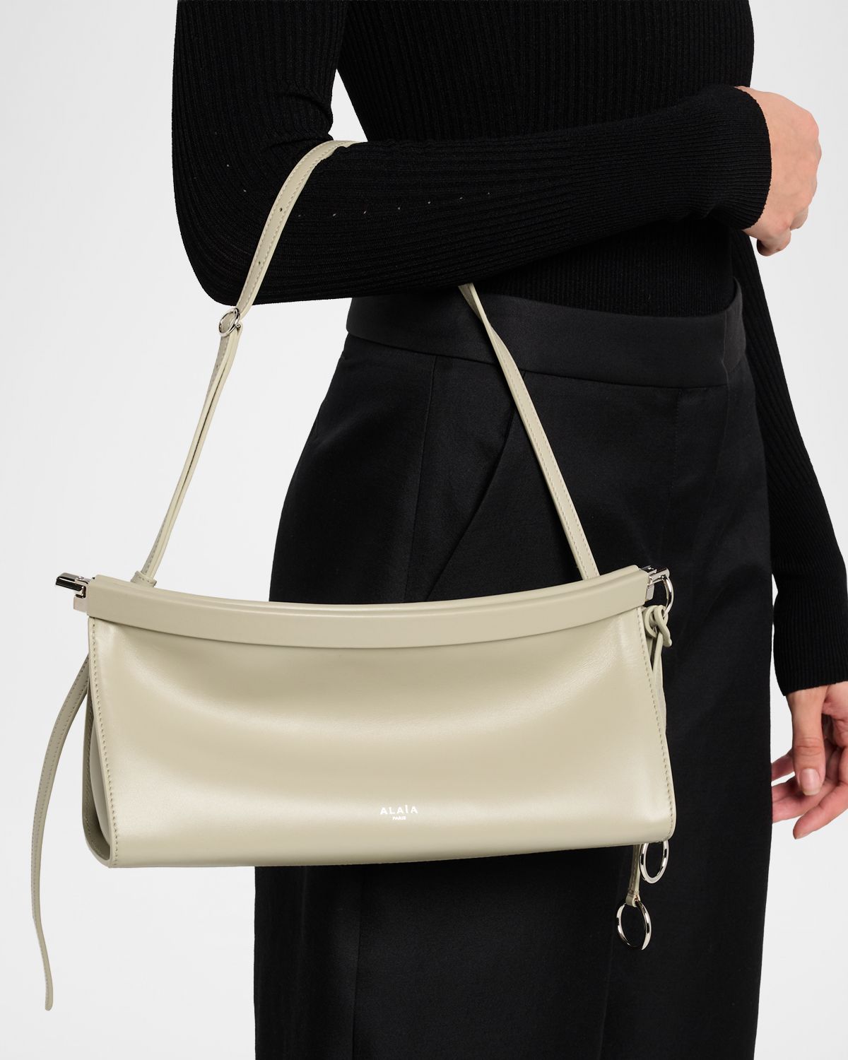 ALAÏA Le Click Medium Shoulder Bag in Glossy Leather | Thumbnail 6 ALAÏA Le Click Medium Shoulder Bag in Glossy Leather | Thumbnail 6