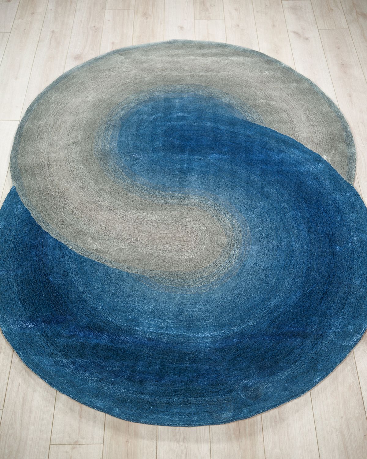 Exquisite Rugs Mitomo Hand-Tufted Navy & Gray Shaped Rug | Thumbnail 6 Exquisite Rugs Mitomo Hand-Tufted Navy & Gray Shaped Rug | Thumbnail 6